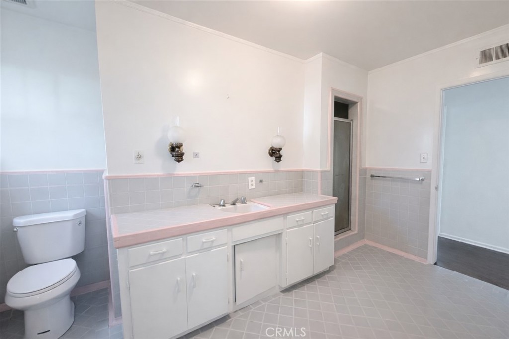 https://media.crmls.org/medias/b1684071-56b6-4746-ac4b-cb328bc29e53.jpg?preset=X-Large