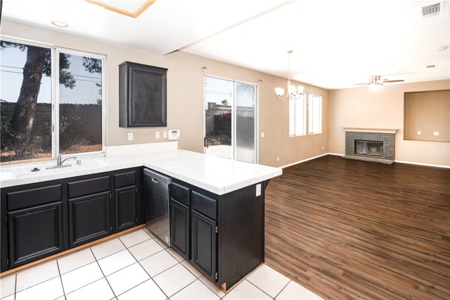 Detail Gallery Image 11 of 39 For 323 Camden Ct, Corona,  CA 92879 - 3 Beds | 2/1 Baths