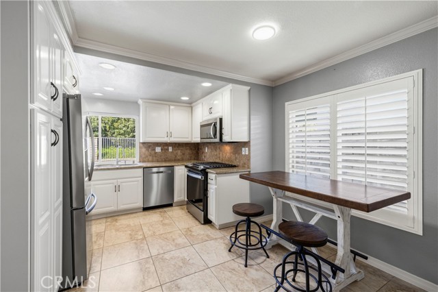 Detail Gallery Image 30 of 66 For 28245 Stonington, Saugus,  CA 91350 - 4 Beds | 3 Baths