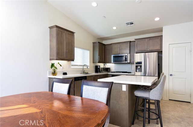 Detail Gallery Image 9 of 27 For 15537 Parry Peak Dr, Fontana,  CA 92336 - 3 Beds | 2 Baths