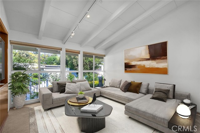 3521 Stonewood Drive, Sherman Oaks CA: https://media.crmls.org/medias/b16f3007-404a-42f3-a326-c941dae8d29e.jpg