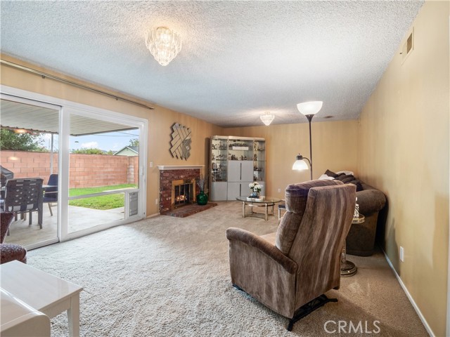 Detail Gallery Image 3 of 24 For 27927 Honeycomb Dr, Saugus,  CA 91350 - 3 Beds | 2 Baths