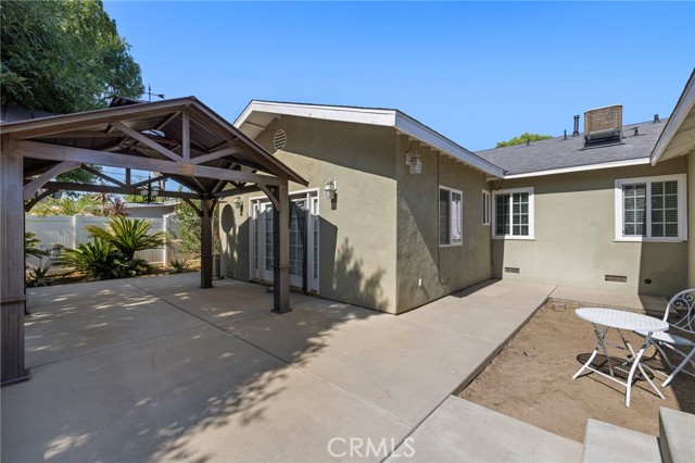 7027 Shoshone Avenue, Van Nuys CA: https://media.crmls.org/medias/b1732182-4be6-4d02-b535-3d19b2cb6177.jpg