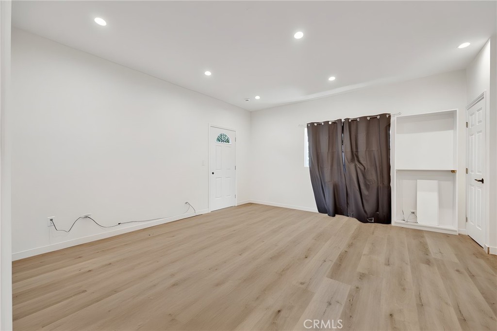 https://media.crmls.org/medias/b1745968-00d1-4b8f-9b9f-c6dfbc88ede1.jpg?preset=X-Large