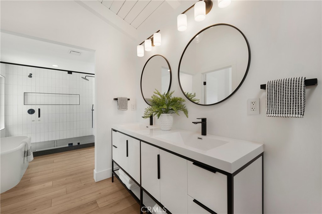 MLS #OC25221401 image #18