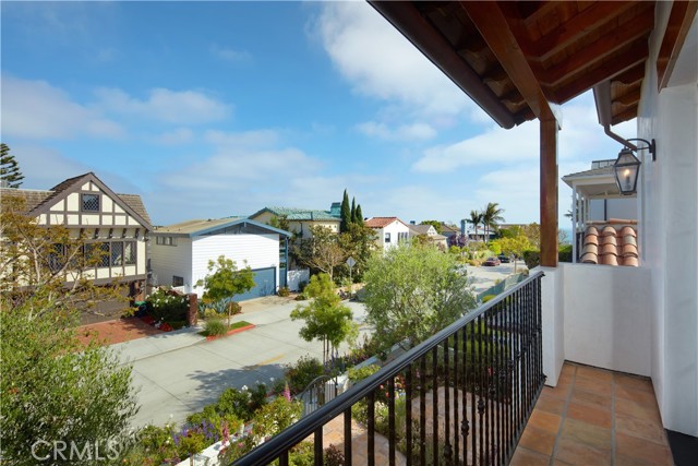 235 Poppy Avenue, Corona del Mar CA: https://media.crmls.org/medias/b1796476-9218-4eb0-bbf4-698dce68d932.jpg