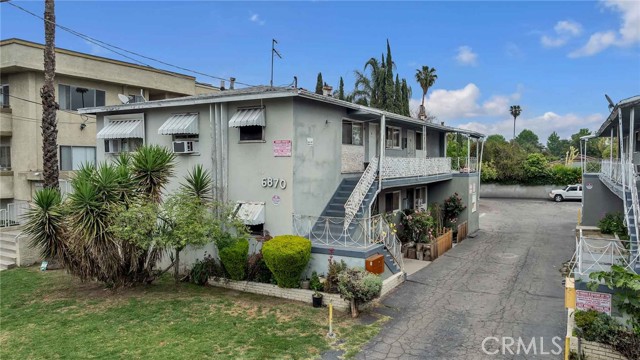 6862 Hazeltine Avenue, Van Nuys CA: https://media.crmls.org/medias/b179ec4a-5d5c-4b0d-b1c6-f600d797af5e.jpg