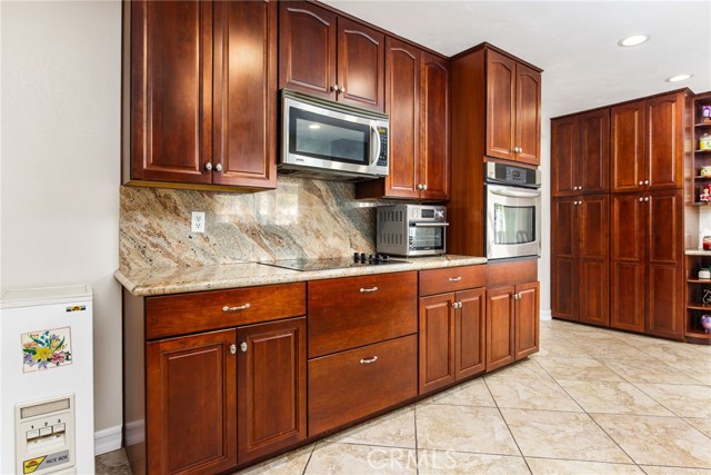 Detail Gallery Image 12 of 61 For 30176 Windward, Canyon Lake,  CA 92587 - 4 Beds | 2 Baths