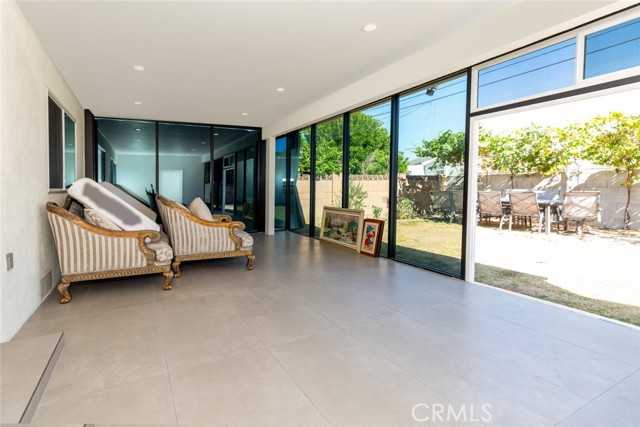 Detail Gallery Image 11 of 22 For 12818 Arminta St, North Hollywood,  CA 91605 - 3 Beds | 3 Baths