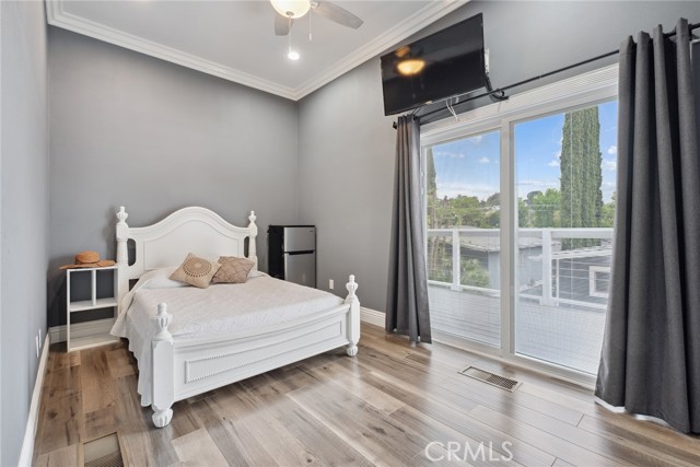 5254 Don Pio Drive, Woodland Hills CA: https://media.crmls.org/medias/b181acdf-884a-4693-8d5d-a8e57f28450b.jpg