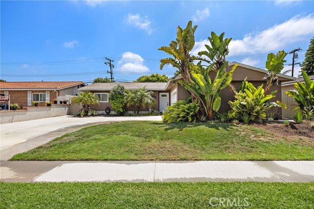 Detail Gallery Image 1 of 19 For 16882 Ross Ln, Huntington Beach,  CA 92647 - 4 Beds | 2 Baths