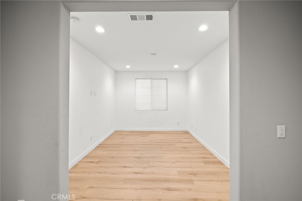 https://media.crmls.org/medias/b1831ea0-961a-41d3-989a-1acaba2bd679.jpg?preset=X-Large