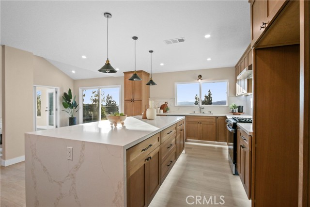 Detail Gallery Image 10 of 27 For 520 Golden Sky Ln, Anaheim,  CA 92807 - 3 Beds | 2 Baths
