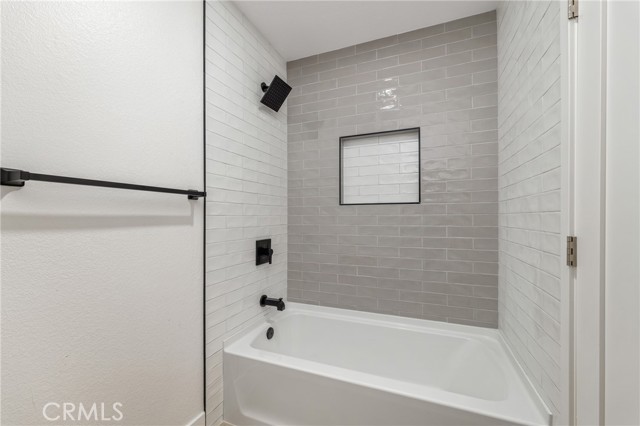 2504 N Fitzsimmons Avenue, Rialto CA: https://media.crmls.org/medias/b18637d4-b1af-4762-8304-9b95ccaa02bf.jpg