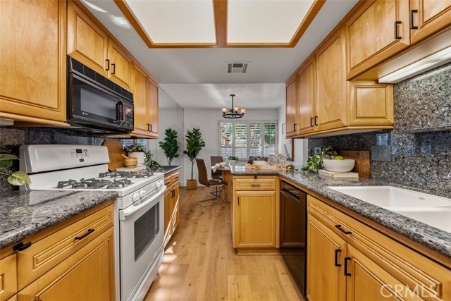 922 N Redding Way, Upland CA: https://media.crmls.org/medias/b1897da3-4d33-43e2-bec1-d4e233cf35a8.jpg