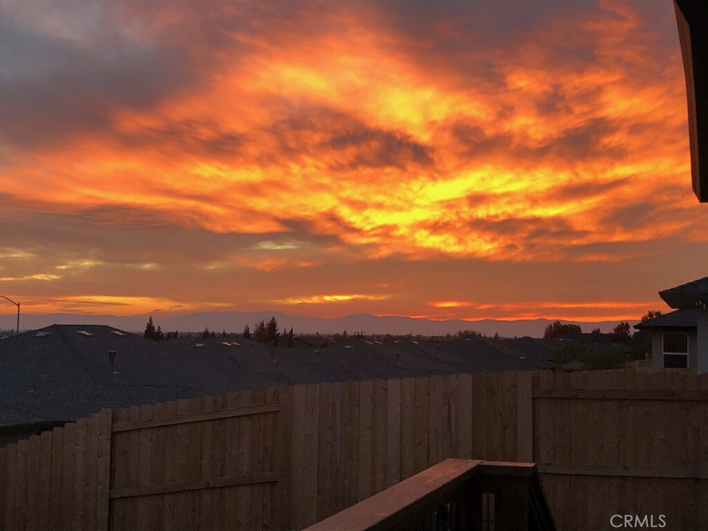 https://media.crmls.org/medias/b18a072b-997d-4144-9f2f-83ee5dc4225e.jpg?preset=X-Large