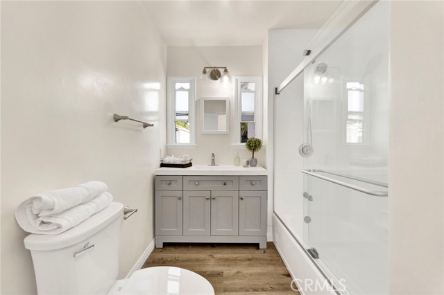 17350 Hamlin Street, Lake Balboa CA: https://media.crmls.org/medias/b18c37ab-6af1-49fd-8c91-ea4306e5a30d.jpg