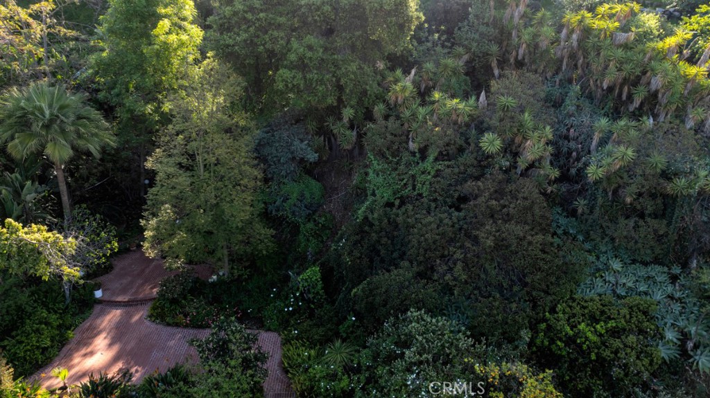 https://media.crmls.org/medias/b18daeb4-c1ee-4d97-b762-8bd0d94f7a2a.jpg?preset=X-Large