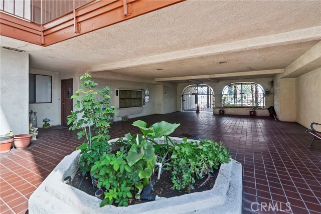 Detail Gallery Image 2 of 27 For 7625 Reseda Bld #104,  Reseda,  CA 91335 - 3 Beds | 2 Baths