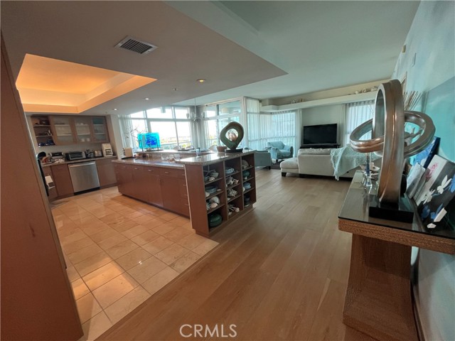 Detail Gallery Image 2 of 14 For 13700 Marina Pointe Dr #924,  Marina Del Rey,  CA 90292 - 2 Beds | 2/1 Baths