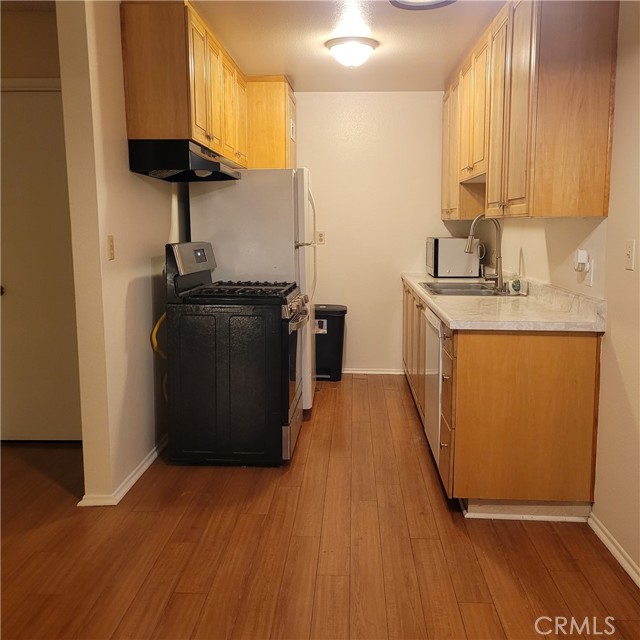 Detail Gallery Image 8 of 13 For 11041 La Maida St #8,  North Hollywood,  CA 91601 - 2 Beds | 2 Baths