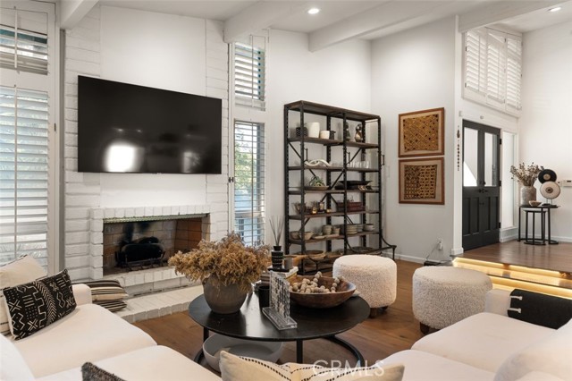 Detail Gallery Image 3 of 16 For 3960 Ellenita, Tarzana,  CA 91356 - 3 Beds | 3 Baths