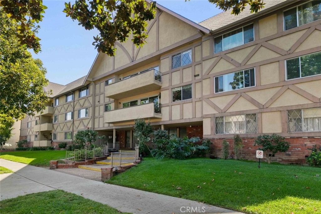 600 W Stocker Street #208