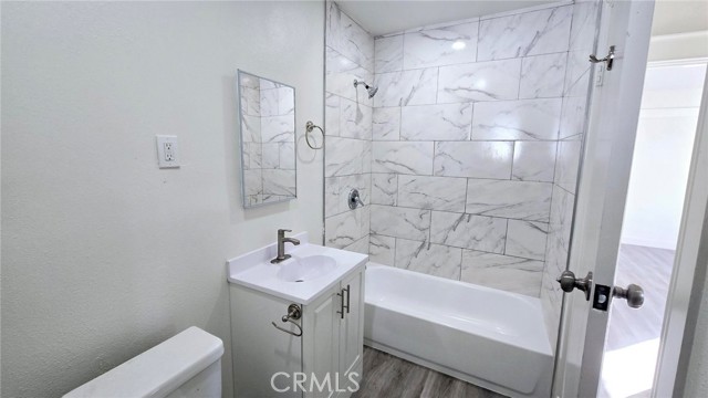 415 W Pine Street, Santa Ana CA: https://media.crmls.org/medias/b194318c-107c-49a5-80ea-ac96d5a664b7.jpg