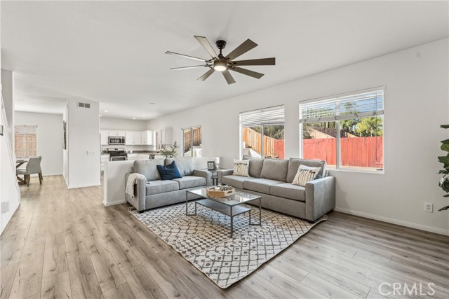 15242 Washington, Lake Elsinore CA: https://media.crmls.org/medias/b1958b69-b0c6-45d9-9a9f-0a030dfbe4cf.jpg