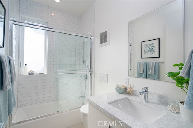 Upstairs Hall Bathroom (Unit A)