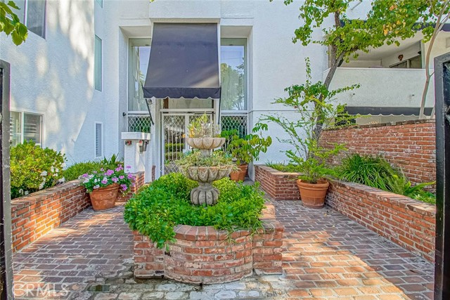 Detail Gallery Image 3 of 59 For 4950 Louise Ave #105,  Encino,  CA 91316 - 2 Beds | 2 Baths