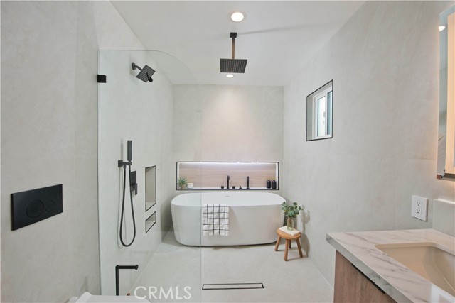 Detail Gallery Image 10 of 47 For 5864 Jamieson Ave, Encino,  CA 91316 - 3 Beds | 3 Baths