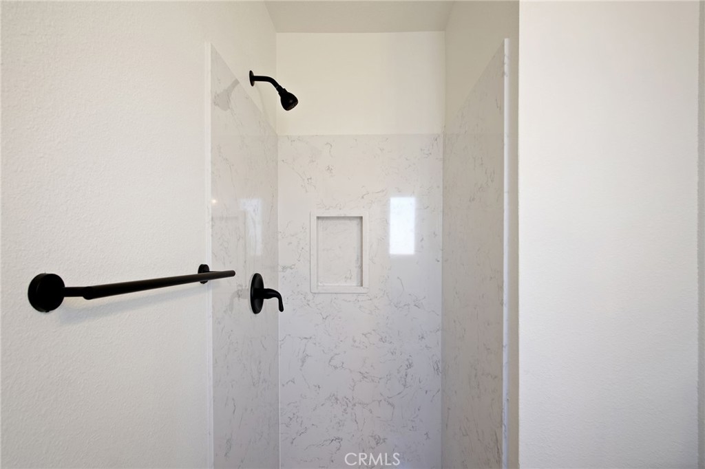 https://media.crmls.org/medias/b19726b9-0c7f-4cf2-ab6e-8c825054d3dc.jpg?preset=X-Large