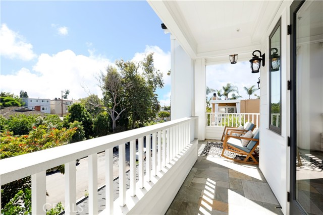 613 Iris Avenue, Corona del Mar CA: https://media.crmls.org/medias/b198459a-324b-4a8c-a8da-34066df28d21.jpg