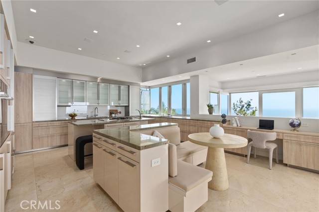 900 Gainsborough Drive, Laguna Beach CA: https://media.crmls.org/medias/b199fefb-a7ea-48aa-8d04-dd2fc5367f7b.jpg