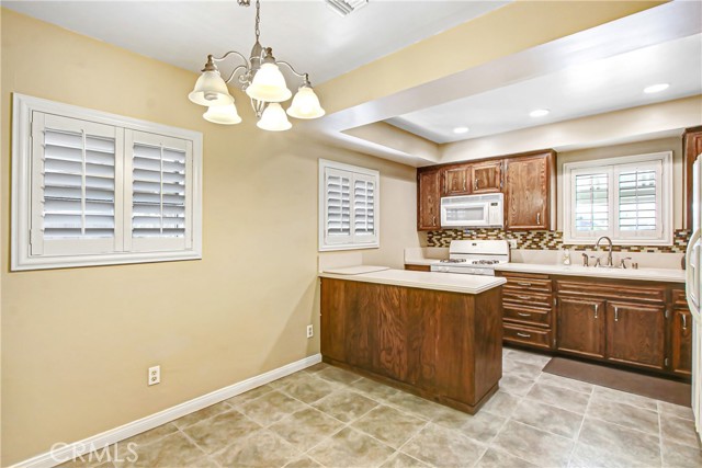 Detail Gallery Image 3 of 17 For 16510 Iris, Fontana,  CA 92335 - 3 Beds | 2 Baths