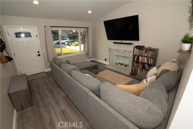 Detail Gallery Image 4 of 20 For 27626 Saffron Ln, Saugus,  CA 91350 - 3 Beds | 2 Baths