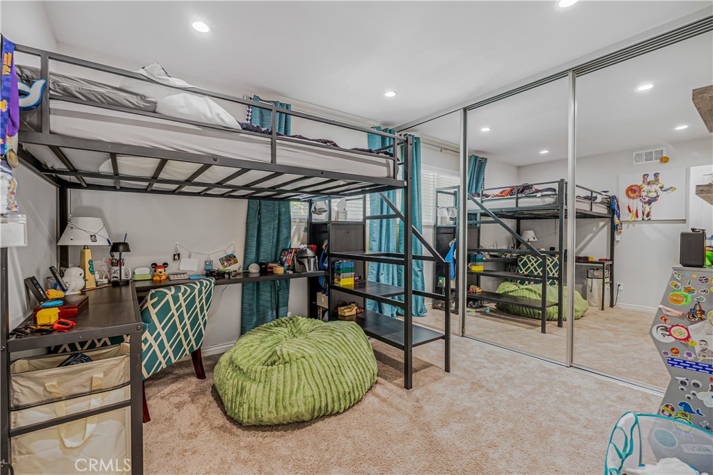 https://media.crmls.org/medias/b19c9b22-dd70-4a4c-bcde-8a5cebcadb7f.jpg?preset=X-Large