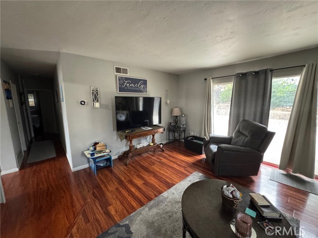 Detail Gallery Image 4 of 12 For 3024 Wendell Way, Riverside,  CA 92507 - 3 Beds | 2 Baths