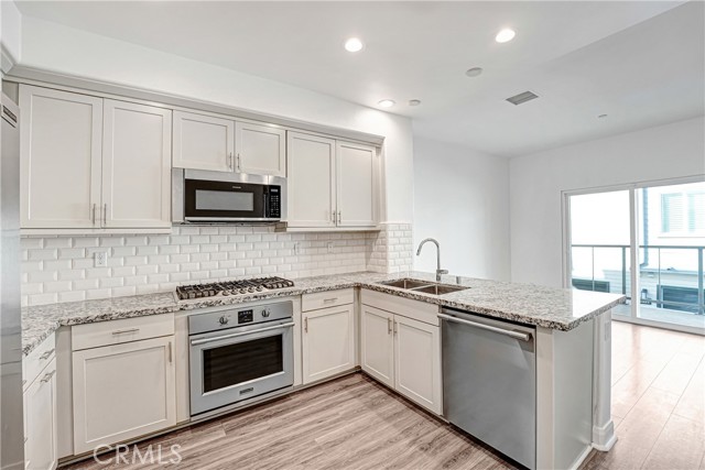 Detail Gallery Image 7 of 25 For 572 E Imperial, El Segundo,  CA 90245 - 2 Beds | 3 Baths