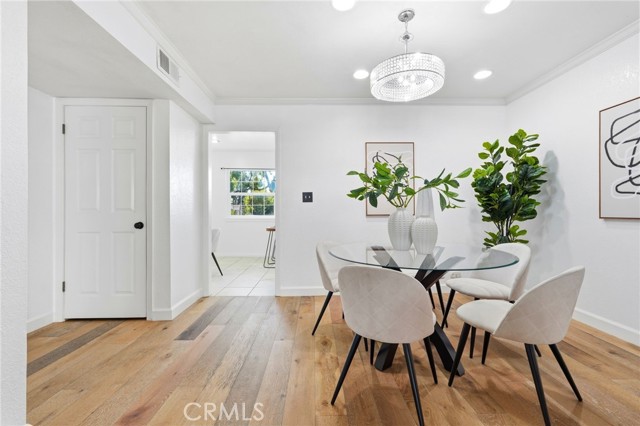 Detail Gallery Image 4 of 30 For 7304 Balboa #C,  Lake Balboa,  CA 91406 - 3 Beds | 3/1 Baths