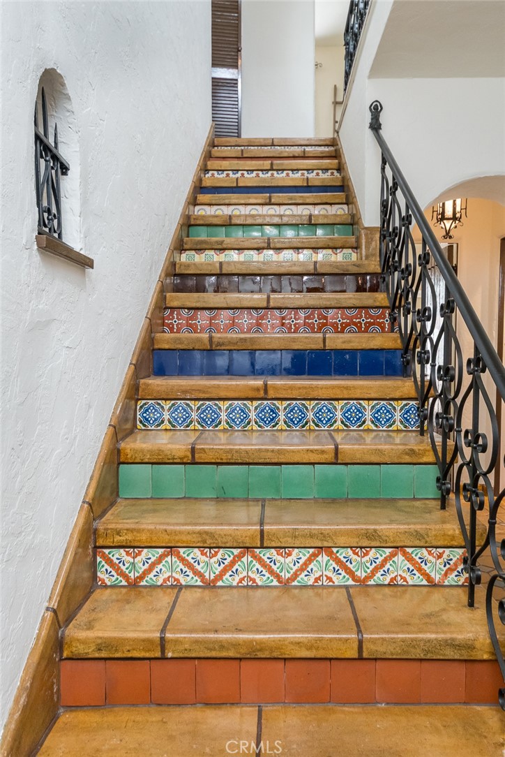 https://media.crmls.org/medias/b1a11383-697a-4cdc-ac0a-dea75548ae92.jpg?preset=X-Large