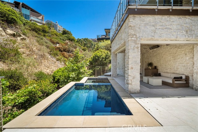702 Diamond, Laguna Beach CA: https://media.crmls.org/medias/b1a25252-1b85-422c-bd62-2fc18fdde570.jpg
