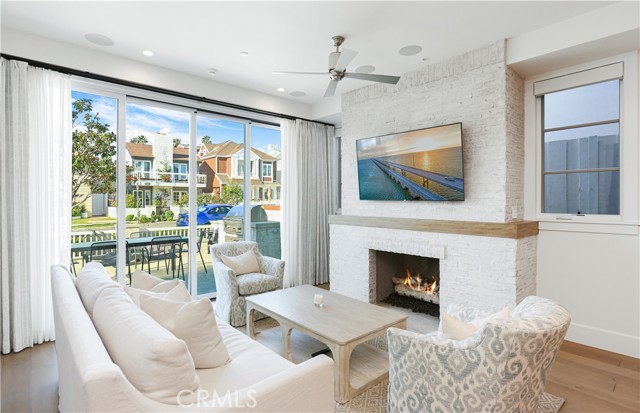 Detail Gallery Image 5 of 42 For 708 Heliotrope, Corona Del Mar,  CA 92625 - 3 Beds | 3 Baths