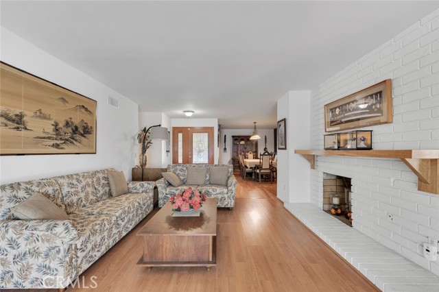 Detail Gallery Image 4 of 38 For 17078 Minnehaha St, Granada Hills,  CA 91344 - 4 Beds | 2/1 Baths