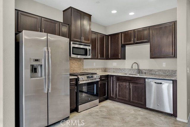 Detail Gallery Image 11 of 38 For 14665 Sherman Way, Van Nuys,  CA 91405 - 3 Beds | 3 Baths