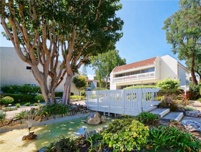 Quaint bridges over running streams Quaint bridges over running streams