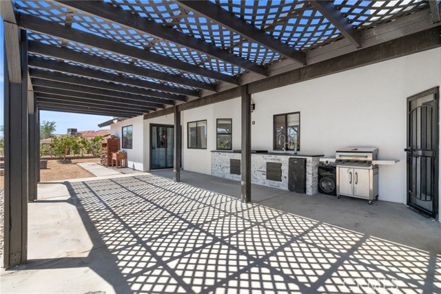 Detail Gallery Image 5 of 22 For 13651 1st Ave, Victorville,  CA 92395 - 3 Beds | 2 Baths