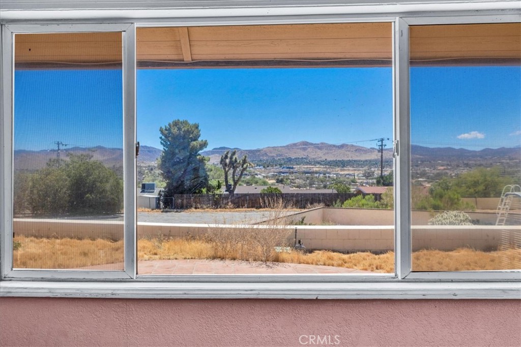 https://media.crmls.org/medias/b1a87aa9-1b76-463c-993b-e50863cce269.jpg?preset=X-Large