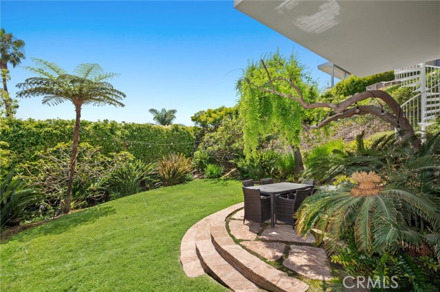 1061 Skyline Drive, Laguna Beach CA: https://media.crmls.org/medias/b1aab5c6-7d83-4c22-832a-ef456be362df.jpg